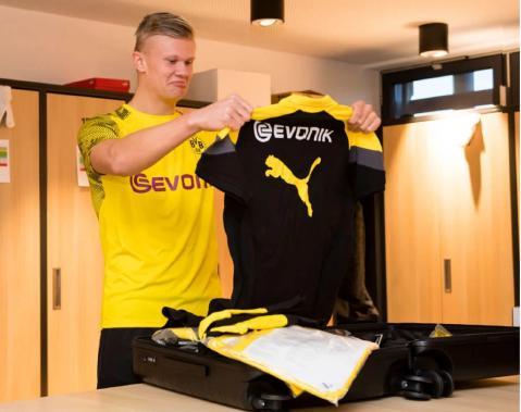 内马尔从中场跑回禁区开门球，结果队友直接开大脚让他无语（内马尔自中场折返准备主罚球门球，队友却一脚大脚解围令其无语）