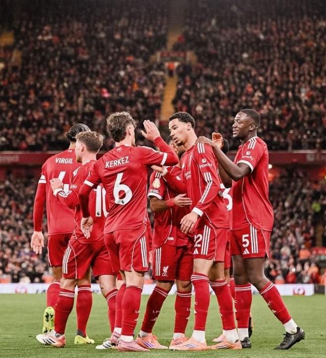 上海市政府向海港赠送冠军贺礼：木雕雄鹰和冠军奖杯刺绣（上海市政府为海港献上冠军贺礼：木雕雄鹰与冠军奖杯刺绣）