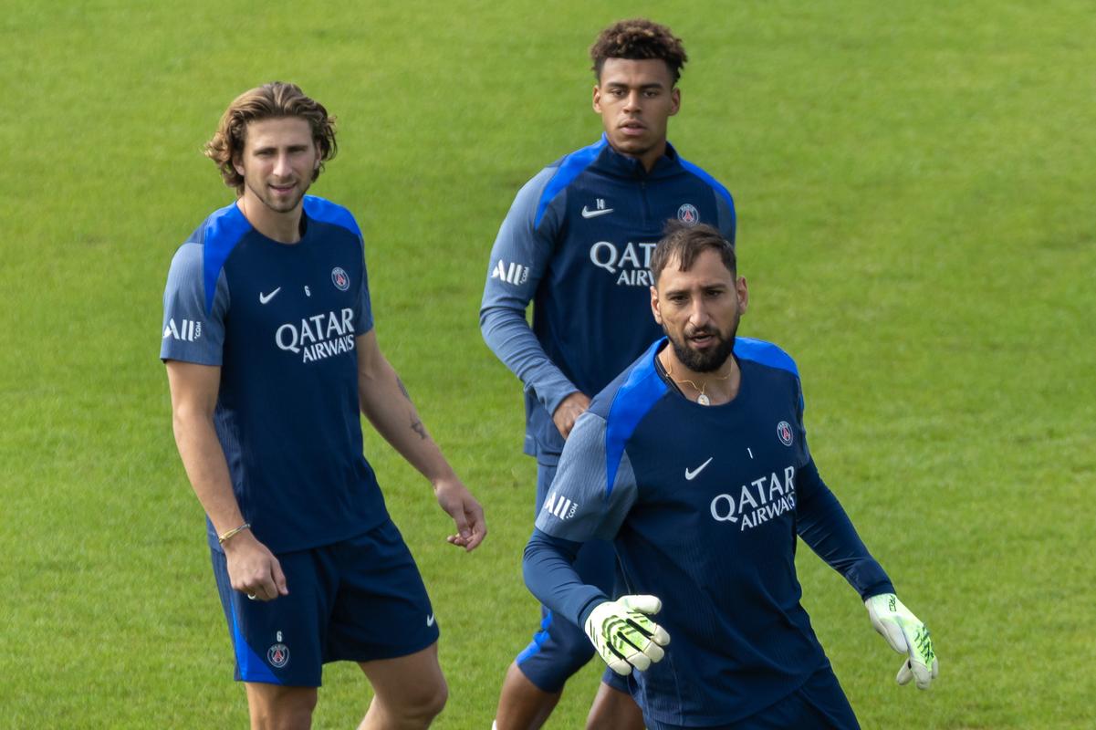 卡什：今夏只想留在维拉；还在找对象，波兰女生请私信我（卡什：今夏只愿留在维拉；仍在寻缘，波兰女生欢迎私信）