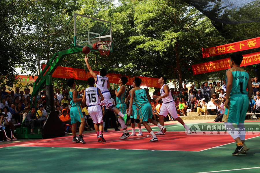 官方：传奇主帅希斯菲尔德等三人入选德国足球名人堂（德足名人堂再添新成员：希斯菲尔德等三人获官方入选）