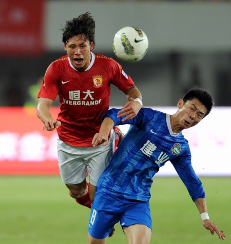 北京国安玄学加持？罕见：河南球迷震撼出征，大量聚集在候车厅（北京国安气运加成？少见一幕：河南球迷浩浩荡荡启程，候车厅人潮涌动）