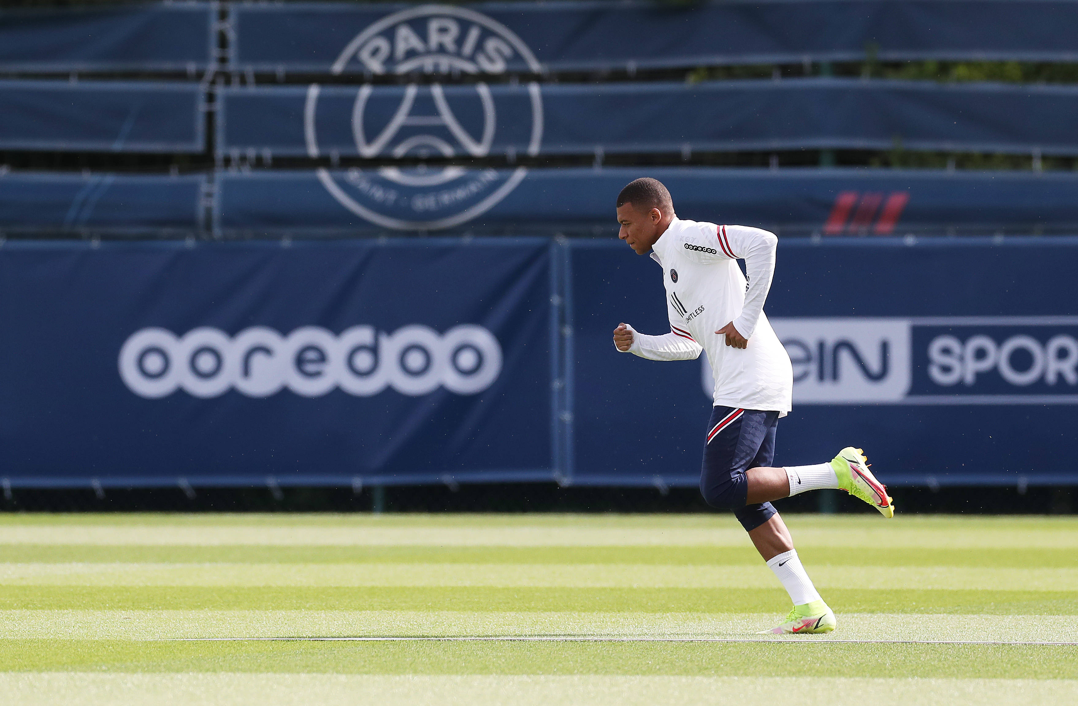 半场战报：柏太阳神0-3广岛三箭，热尔曼-良破门，东俊希建功（半场快讯：广岛三箭3-0领先柏太阳神，热尔曼-良、东俊希相继破门）