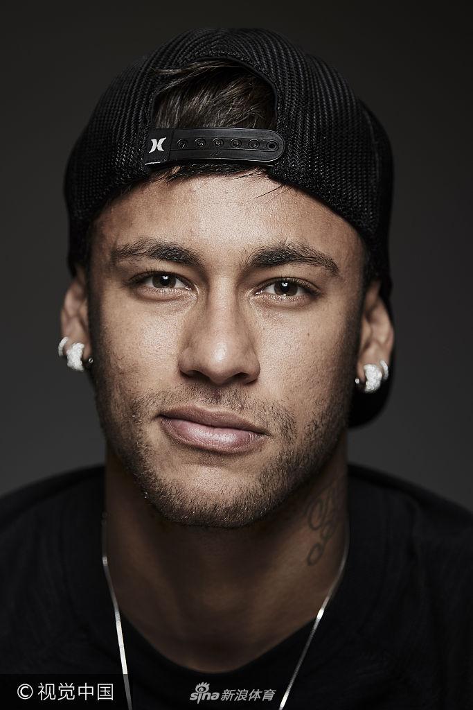 国脚连续射门被封堵仍不气馁（射门接连被挡，国脚斗志不减）