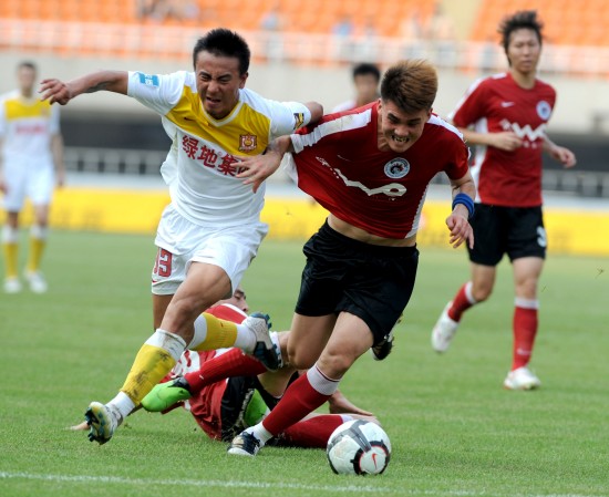 澳超半场：维尔格斯空门破僵，墨尔本胜利暂1-0阿德莱德联（澳超半场战报：维尔格斯空门先拔头筹，墨尔本胜利暂以1-0领先阿德莱德联）