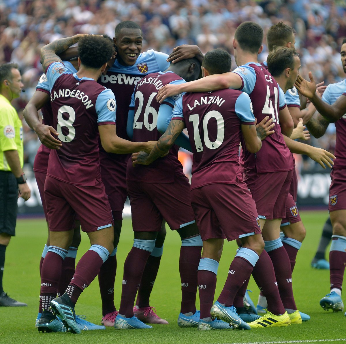 梅西神了！总决赛直塞+挑传助攻，一夜造2球，率队首次夺冠创纪录（梅西爆发：决赛直塞+挑传双助攻，一夜造2球，带队首冠创纪录）