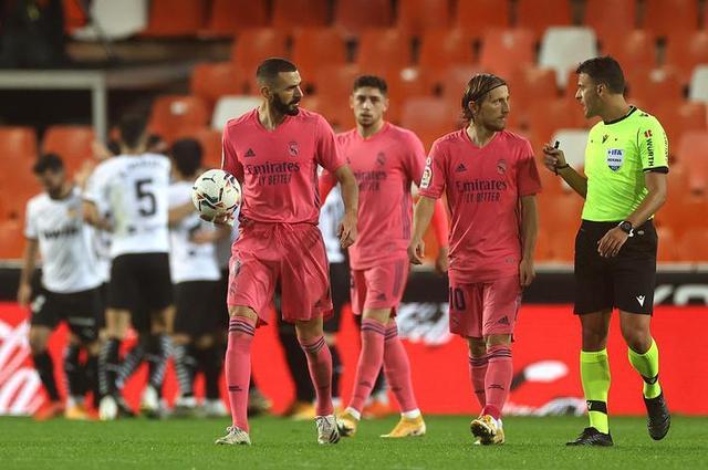 体图：加盟多特之前，施洛特贝克曾与萨利在后者家中会面（体图：签约多特前，施洛特贝克曾在萨利家中会谈）